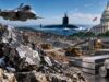 The Elmet Group: Diese Aktie hat den Schlüsselrohstoff zum Vervielfacher Fighter jet over a rocky quarry as a submarine surfaces in the bay, with stacked steel beams nearby and the U.S. Capitol in the background.
