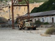 Kupfer: BHP fördert 20% weniger wegen Störungen in Chile brown wooden ladder on brown rock formation during daytime
