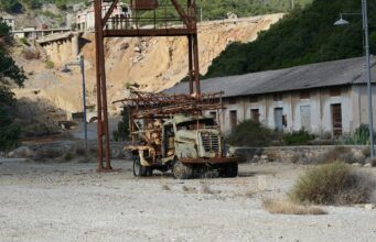 Kupfer: BHP fördert 20% weniger wegen Störungen in Chile brown wooden ladder on brown rock formation during daytime