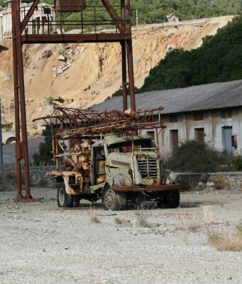 Kupfer: BHP fördert 20% weniger wegen Störungen in Chile brown wooden ladder on brown rock formation during daytime